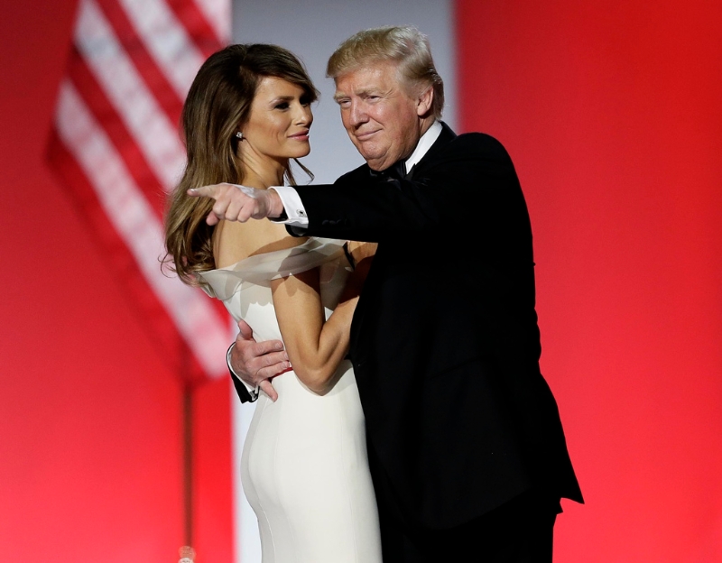 特朗普20日就職典禮因天候改為室內舉行，觀禮人數大幅縮水，不過韓媒稱，比起現場觀禮，能否取得后續就職舞會門票更重要。圖為2017年1月20日，特朗普于第一任期就職舞會上與梅拉尼婭共舞。美聯社