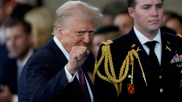 2025年1月20日，美國總統特朗普總統于國會大廈大廳總統就職典禮上做出手勢。