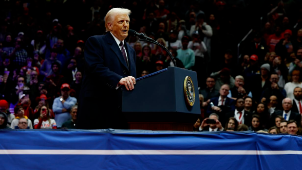 當地時間1月20日，特朗普在美國首都第一資本體育館發表講話。