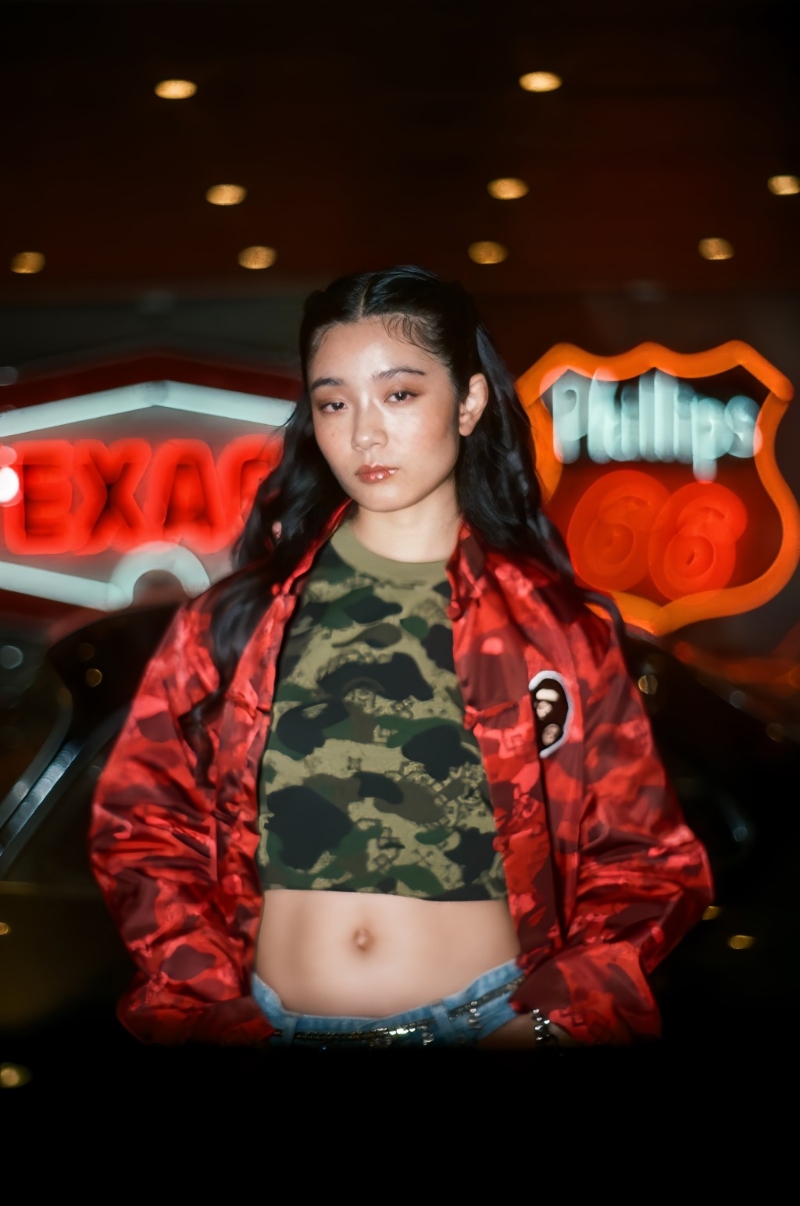 BAPE×CLOT系列唐裝外套簡單配襯牛仔褲，展現街頭時尚。