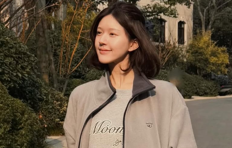 趙露思終于可以獨自走路散步，讓粉絲相當高興，紛紛松了一口氣。（圖／趙露思IG）