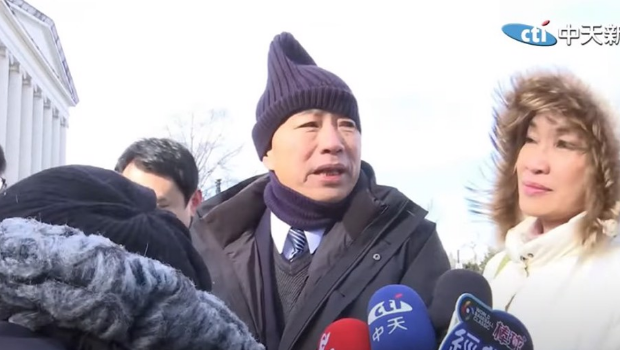 立法院長”韓國瑜戴毛帽現身