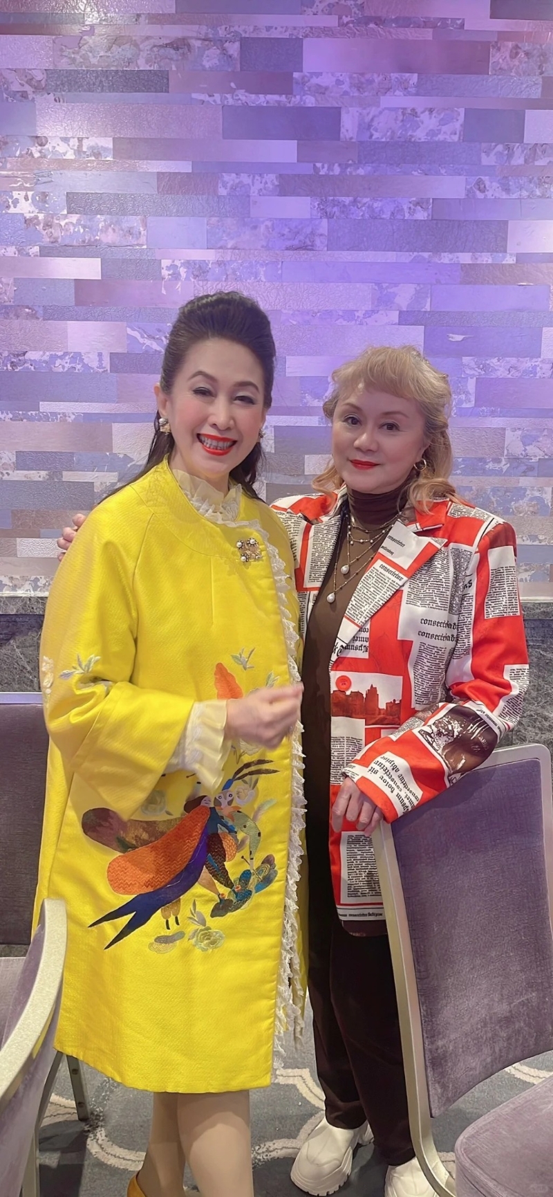 林建明的發型好似特朗普，拍在王玉環身邊同樣搶眼。