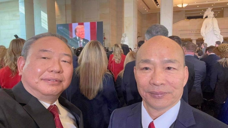 立法院長韓國瑜(右)與駐美代表俞大?(左)進入國會大廈觀禮，被贊譽為獲得近年最高規格待遇。（中天提供）