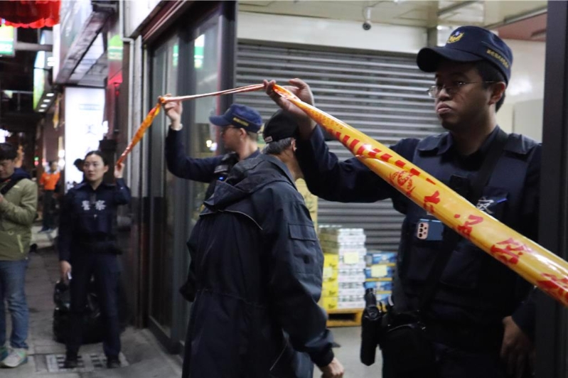 警方在被黑幫闖入開槍殺人的飲料批發店調查?！≈袝r