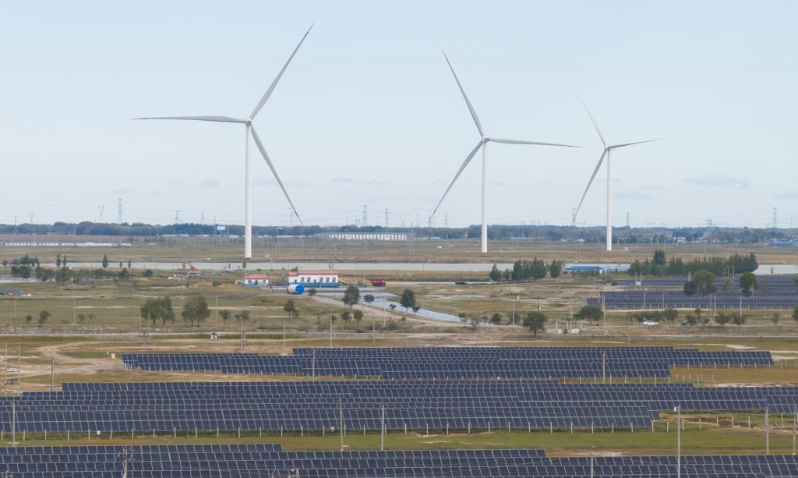 中國大陸以風電、太陽能發電為主的新能源發電裝機規模次超過火電裝機規模，標志著新能源發展在中國大陸跨入歷史性新階段。（圖／新華社）