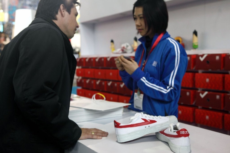 2009年，一名外國客商正在了解回力產品。 （新華社）