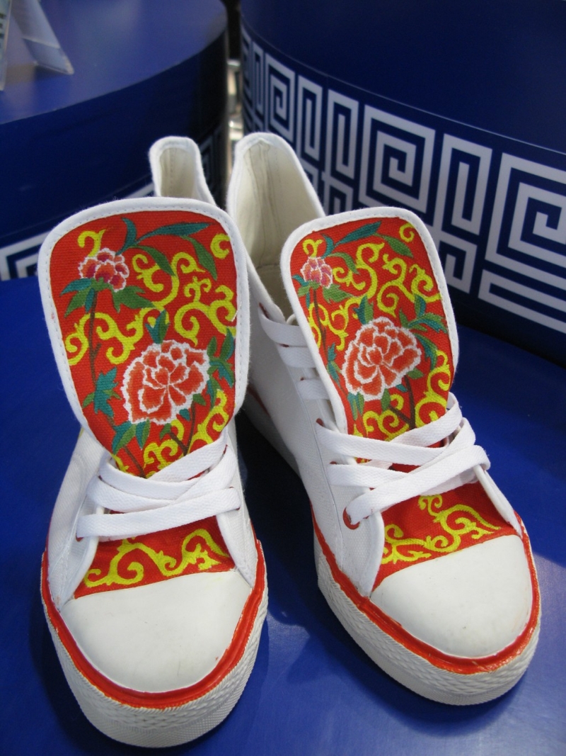 回力的手繪創意鞋。 （新華社）