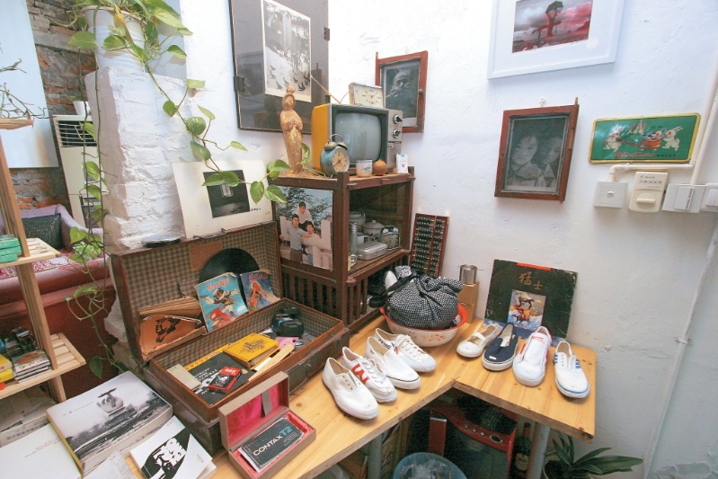 桌上擺放著回力牌“白飯魚”。 （李溢鑫攝）