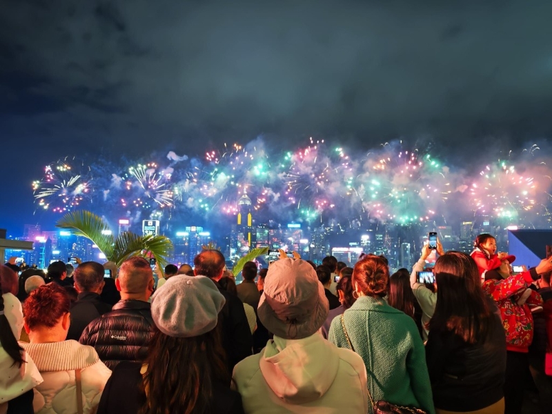 甄珍兒子章立衡初二分享在香港睇維港煙花的照片。