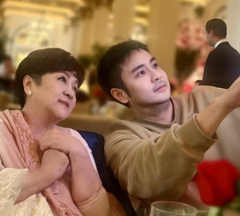 甄珍與兒子章立衡的最新合照，精神不錯。