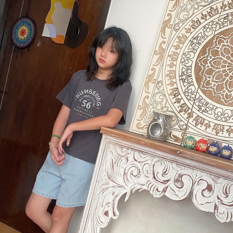 大女Hannah眼大大，五官精致。