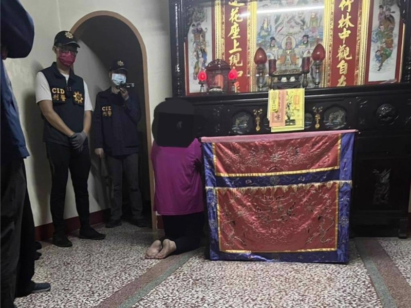 陳母誤信掏光口水可驅魔，竟讓丈夫及小兒子壓制陳男挖喉致死，事后長跪神明廳懺悔。