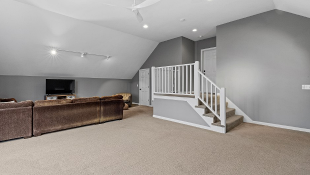 李男近期打掃及整理樓梯雜物時，無意間發現墻后竟有暗門，里面是一間寬敞明亮的地下室。 （非案中物業）