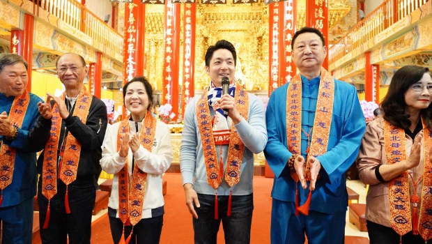 臺北市長蔣萬安1日走春行程中午來到信義區松山慈惠堂，藍營“立委”徐巧芯一同出席參拜。