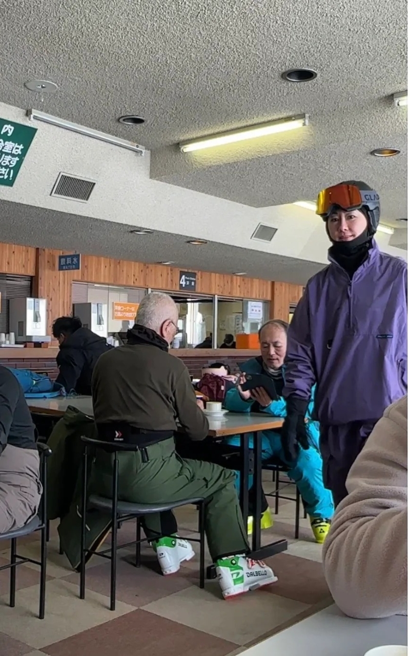 內地網民于日本滑雪偶遇胡定欣，稱不確定她是否胡定欣，但就認得她是TVB明星。