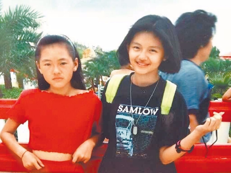 大S（右）和小S幼時的舊照。（圖／翻攝自大S 微博）