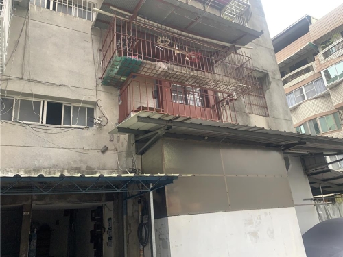 姓兇嫌住處在公寓二樓，漆著顯眼的紅色墻壁。