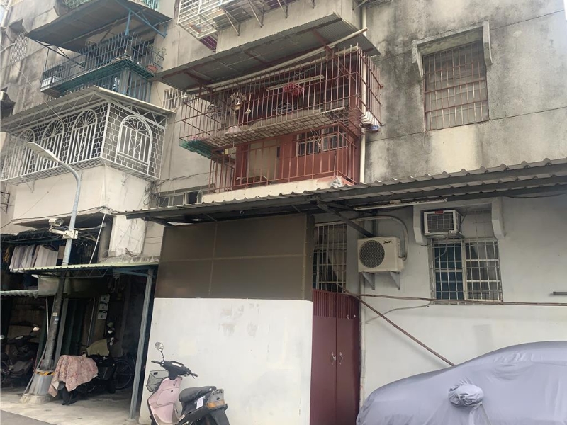 涉嫌殺人分尸的老翁張介宗住在高雄市前鎮區一棟老舊公寓的二樓，紅色的陽臺及墻壁非常醒目。