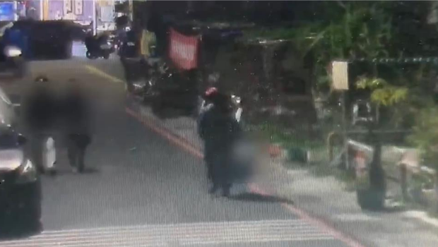 張婦進到張嫌住處后就消失，監視器拍下張嫌出入并手提袋外出，疑似要丟棄。