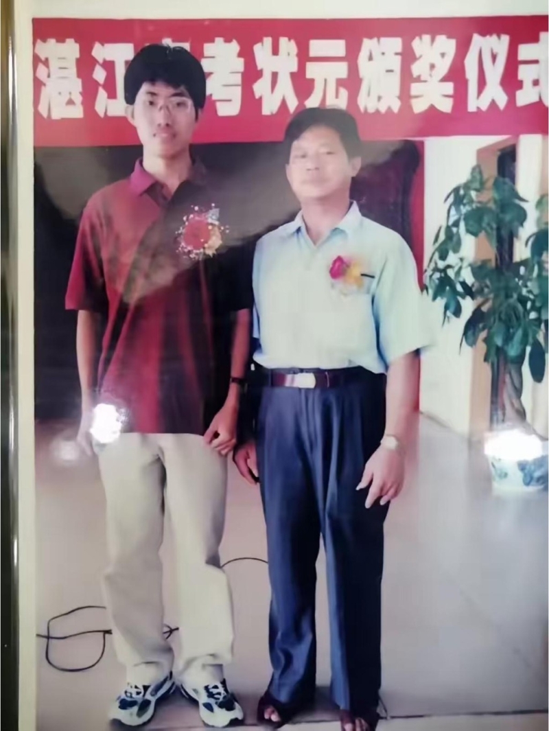 DeepSeek創始人梁文鋒高中時期和老師合影。