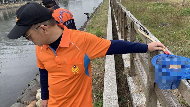 張介宗殺人分尸案警方今日進行尸塊打撈，今日上午在前鎮運河撈獲一片疑似皮膚。