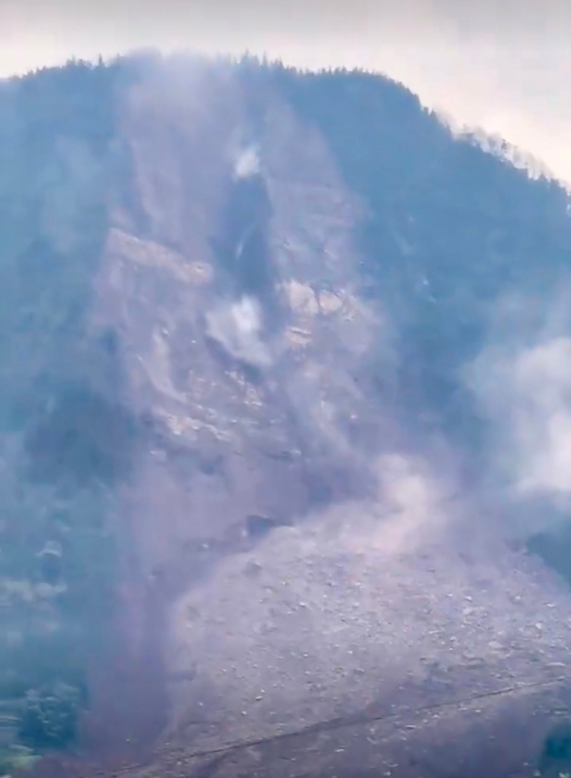 網民拍下四川宜賓山泥傾瀉的一刻。