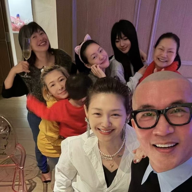 小S去年除夕曾分享與家人的合照，當中見到S媽黃春梅、大家姐徐熙、二家姐大S及姊夫具俊曄。