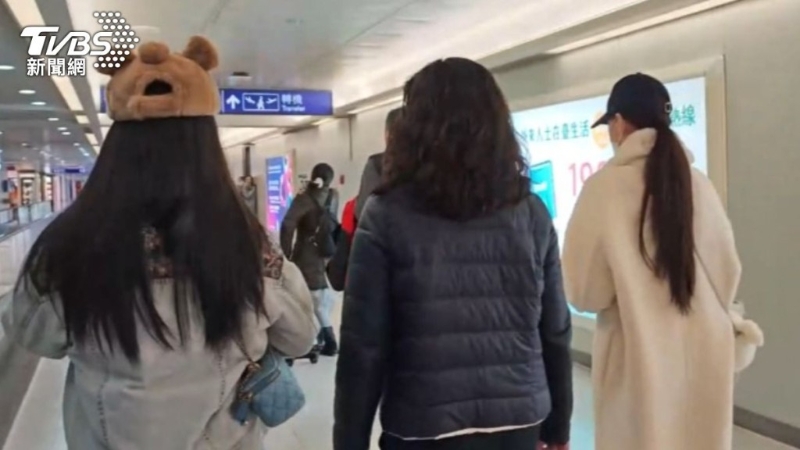 小S的二女莉莉(Lily)、三女許老三提前返回臺灣。(TVBS新聞網圖片)