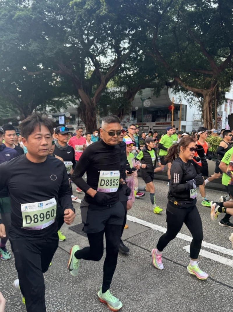 片中可見同樣有陪跑教練在周潤發身邊擔當「保鑣」，以防有過份熱情的粉絲影響周潤發專注跑步。