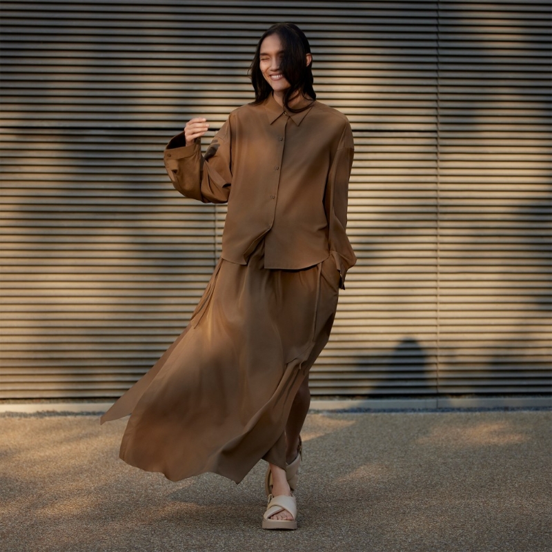 C春夏設計師聯名系列的短身恤衫 $199、兩側開衩打褶半截長裙 $299，塑造優雅 Total Look。