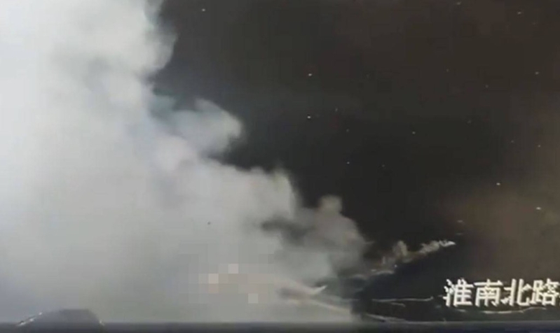 黑衣男全身著火倒地。