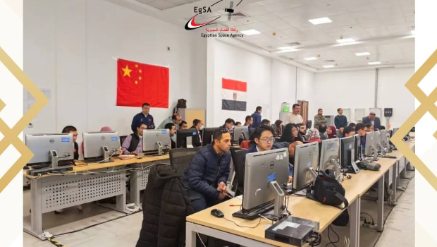 中國與埃及人員在開羅近郊一座衛星實驗室工作 中國與埃及人員在開羅近郊一座衛星實驗室工作