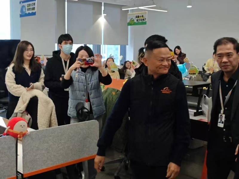 阿里巴巴創始人馬云現身阿里巴巴杭州園區，他身穿阿里巴巴黑色文化夾克，全程微笑并向員工揮手致意「新年好！」（圖／快科技）