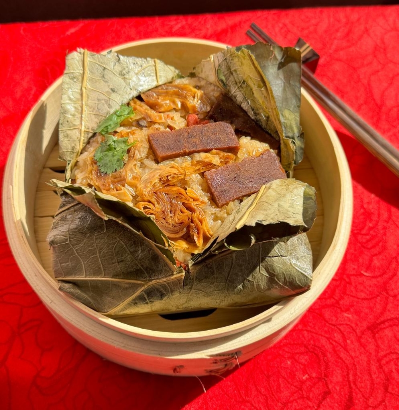 香噴噴的荷葉素臘味粳米飯包你食指大動！