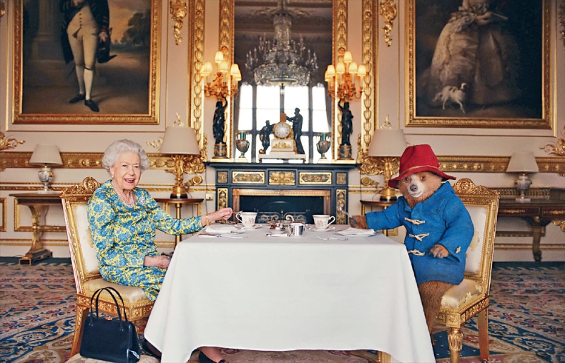英女皇和柏靈頓熊在短片中，平起平坐嘆茶。