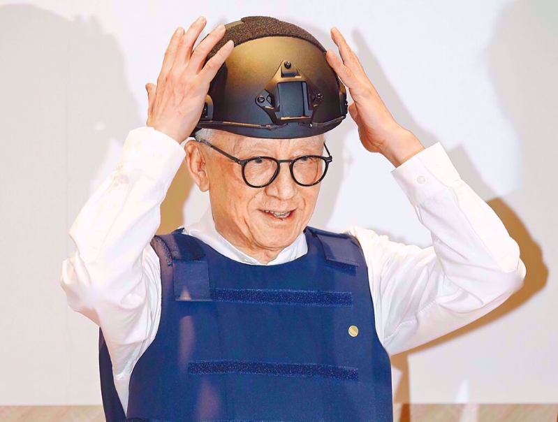 蔡正元直批曹興誠（圖）戴鋼盔、穿防彈背心搞黑熊學院，鉆營獨派太會演。