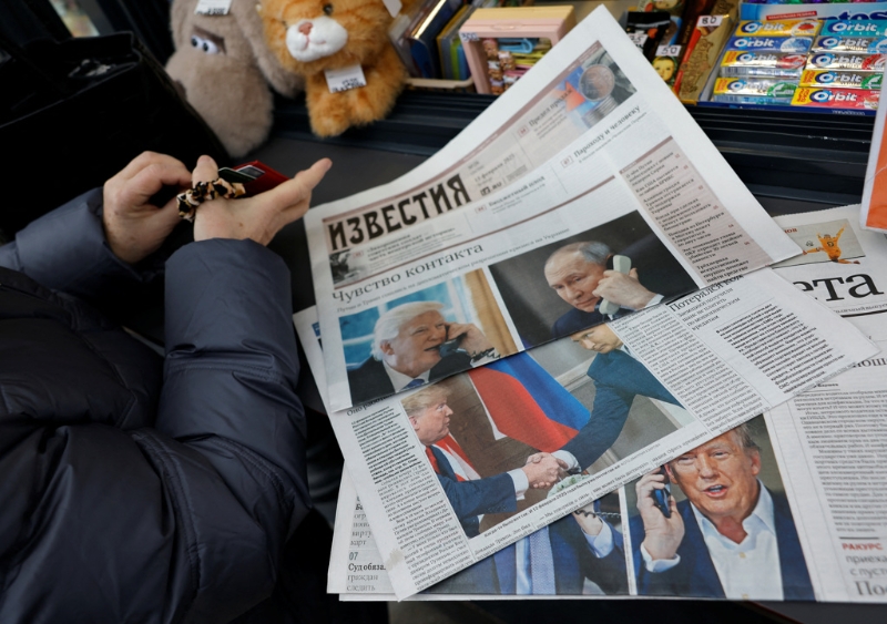 俄羅斯首都莫斯科街頭報攤13日擺滿多家紙媒，頭版均為川普與普丁通話的報導。（路透）