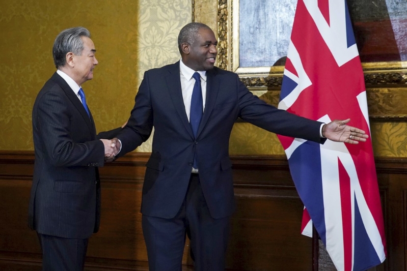 王毅和林德偉舉行會談。美聯社