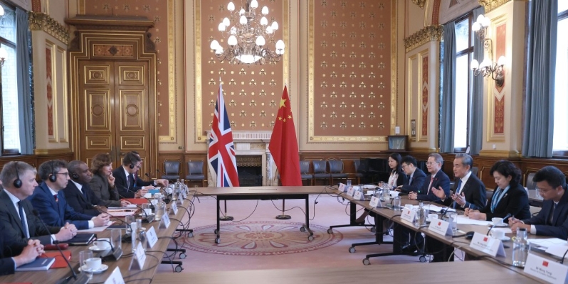 王毅和林德偉舉行會談。新華社