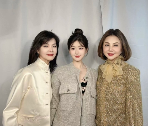 另一張照片中，謝玲玲與胞妹王謝正青一左一右地站在趙露思身旁留影，而王謝正青披著一頭烏黑濃密的秀發，身穿白色綺面立領外套，肌膚白皙透亮且飽滿光滑，氣質溫婉。