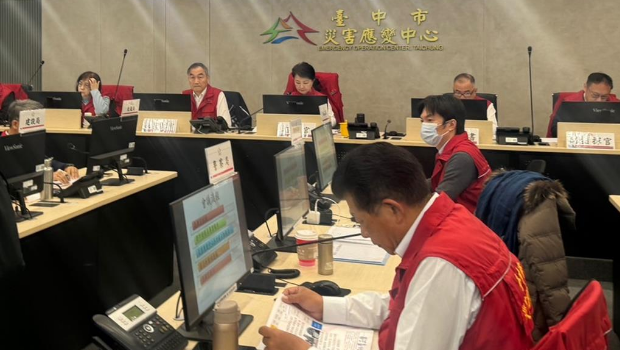 臺中新光三越13日傳出12樓疑因室內裝潢施工案氣爆，臺中市長盧秀燕14日上午10時赴中市消防局災應變中心主持會議。