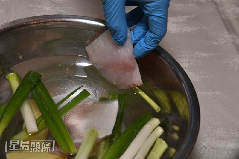 魚內需要用姜、蔥水浸泡。