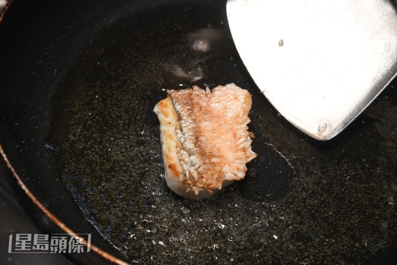 以日式鐵板燒的烹法炮制鯛魚。
