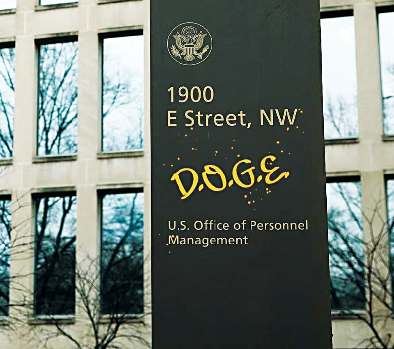 多個聯邦機構陸續展開解雇行動，在各地引發怒潮及憂慮，其間更出現混亂，有已接受退休買計協議的雇員表示自己也收到了解雇通知。 法新社資料圖片