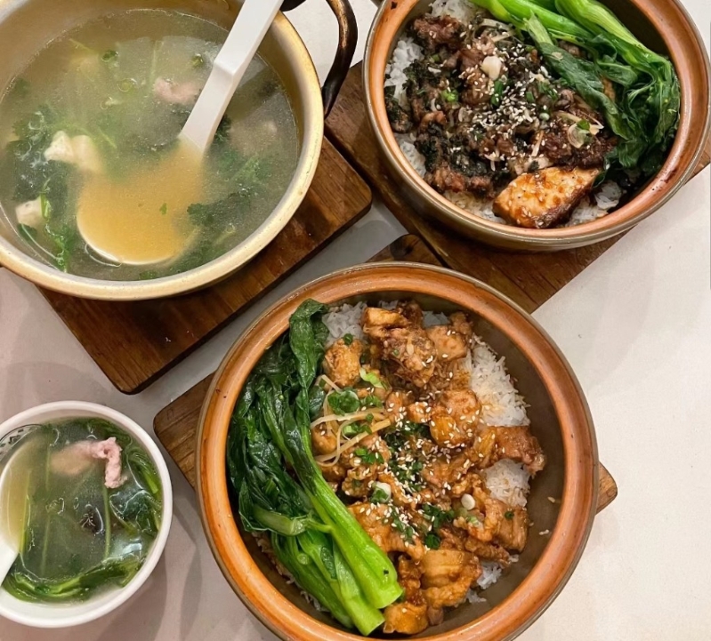 2. 香港廟街煲仔飯 紫蘇牛肉拼豉汁魚腩煲仔飯，和蝦醬花肉拼滑雞煲仔飯。（圖片來源：立志瘦到110@小紅書）