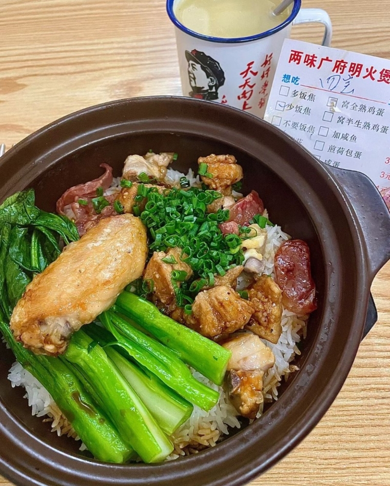 6. 兩味煲仔飯 招牌四寶煲仔飯￥21，材料有排骨、臘腸、雞肉、雞翼，米飯不軟不硬有嚼勁，一點點飯焦香脆。（圖片來源：薄荷少甜mint＠小紅書）