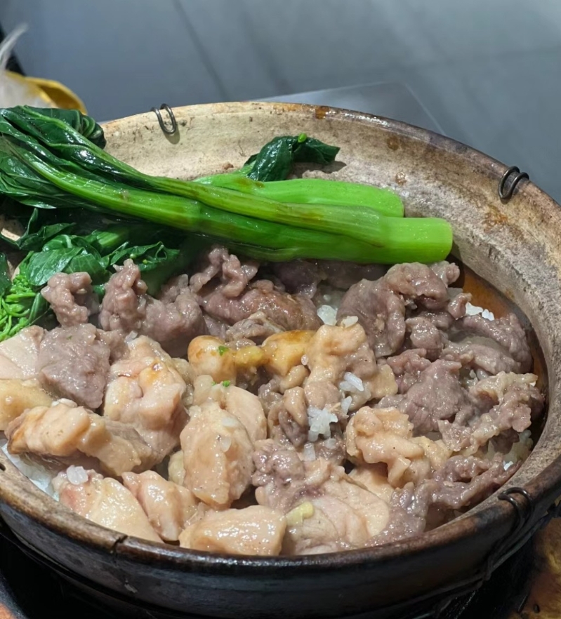 8. 好彩煲仔飯 牛肉排骨雙拼煲仔飯，材料充足。（圖片來源：每每@小紅書）