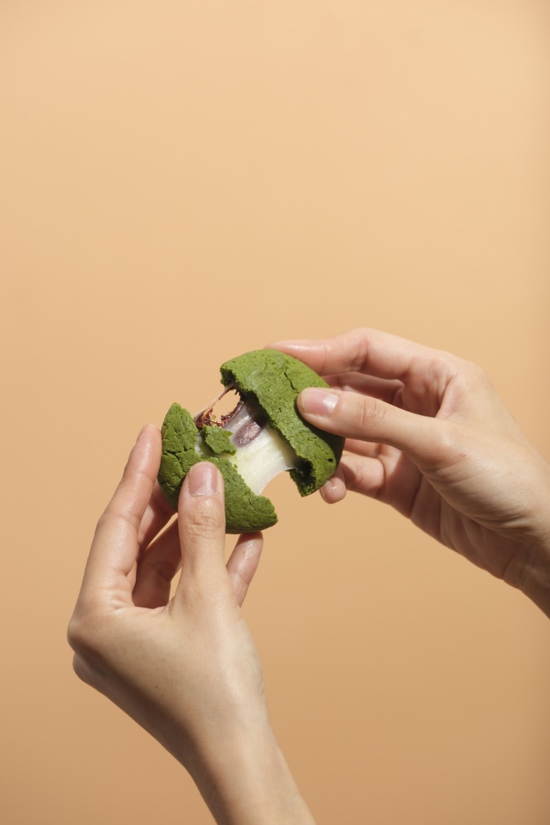 麻薯曲奇（每塊$28）每日新鮮制作，有日本小山園抹茶、經典牛油原味、法國 Valrhona 黑朱古力及日本小山園焙茶四種口味。