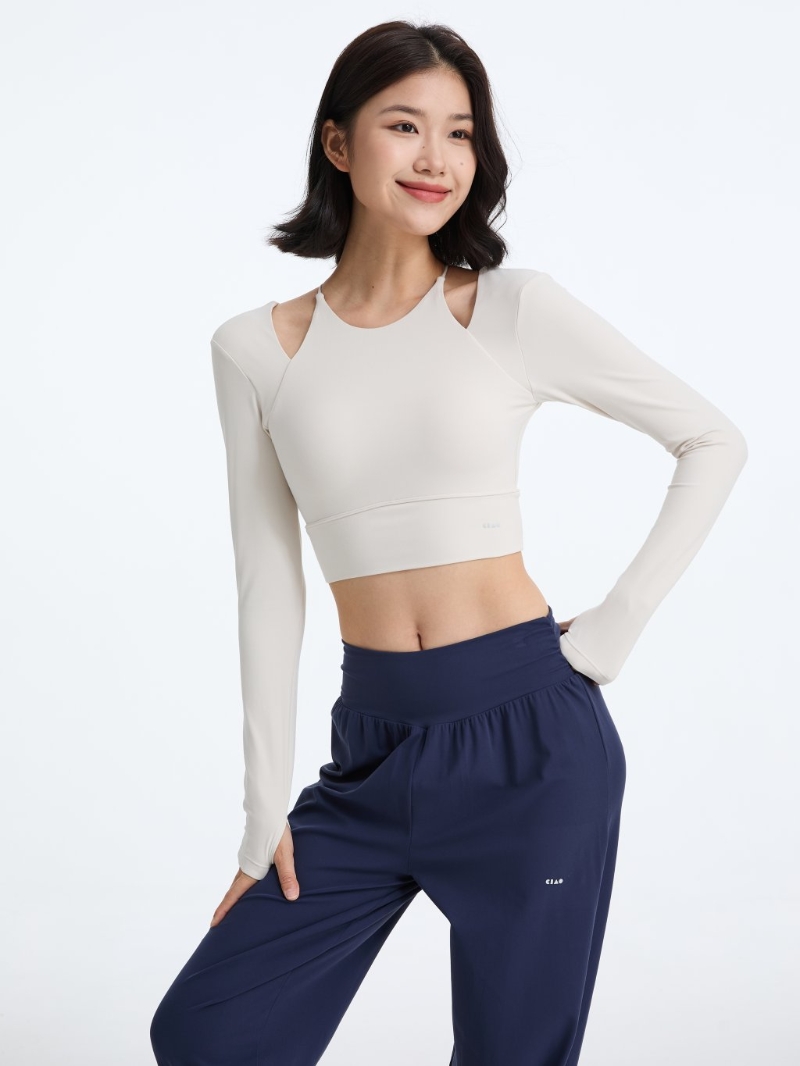 Too Chill for YogaPremium Stretch?清晨瑜伽練習長袖上衣$339，采用中短身剪裁，有助拉長雙腿比例。(圖片來源：品牌網站)